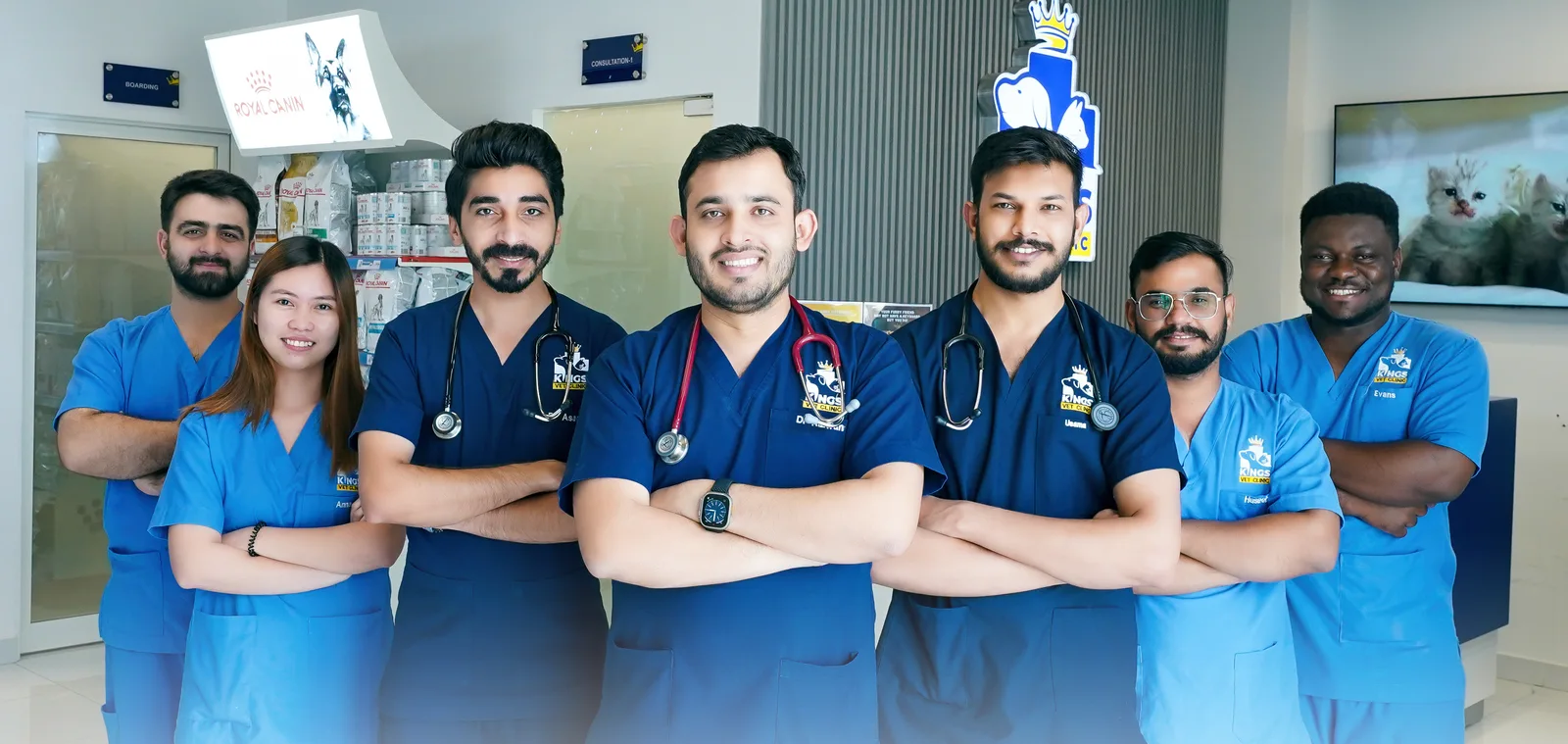 فريق عيادة كينغز البيطرية مجتمعاً داخل العيادة